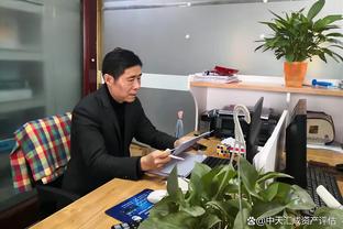 波尔津吉斯在走出更衣室后向记者表示自己没有大碍